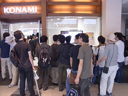 画像ギャラリー No.001のサムネイル画像 / 「武装神姫」5周年! コナミスタイル東京ミッドタウン店で行われた鳥山プロデューサー1日店長イベントの大盛況ぶりをレポート