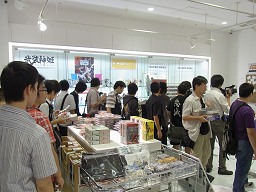 画像ギャラリー No.002のサムネイル画像 / 「武装神姫」5周年! コナミスタイル東京ミッドタウン店で行われた鳥山プロデューサー1日店長イベントの大盛況ぶりをレポート