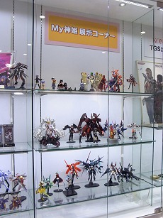 画像ギャラリー No.019のサムネイル画像 / 「武装神姫」5周年! コナミスタイル東京ミッドタウン店で行われた鳥山プロデューサー1日店長イベントの大盛況ぶりをレポート