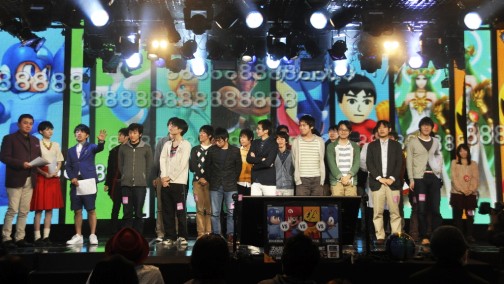 画像集#005のサムネイル/全16チームで頂点が争われた「大乱闘スマッシュブラザーズ 2on2プレミアムファイト」決勝トーナメント。桜井政博氏も登場して会場は大盛り上がり