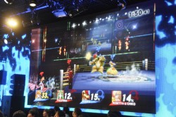 画像集#008のサムネイル/全16チームで頂点が争われた「大乱闘スマッシュブラザーズ 2on2プレミアムファイト」決勝トーナメント。桜井政博氏も登場して会場は大盛り上がり