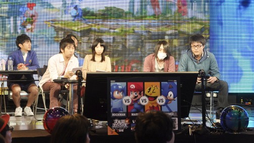 画像集#011のサムネイル/全16チームで頂点が争われた「大乱闘スマッシュブラザーズ 2on2プレミアムファイト」決勝トーナメント。桜井政博氏も登場して会場は大盛り上がり