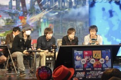 画像集#013のサムネイル/全16チームで頂点が争われた「大乱闘スマッシュブラザーズ 2on2プレミアムファイト」決勝トーナメント。桜井政博氏も登場して会場は大盛り上がり