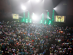 画像ギャラリー No.001のサムネイル画像 / 赤羽根健治氏もサプライズ出演した「THE IDOLM@STER 8th ANNIVERSARY HOP!STEP!!FESTIV@L!!!」横浜公演の模様をレポート