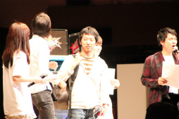 画像ギャラリー No.017のサムネイル画像 / 次々と飛び出す妙技に大熱狂,横浜に5000人の“アークファン”が集結した創立25周年記念イベント「ARC SYSTEM WORKS FESTIVAL」をレポート