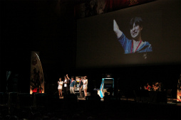 画像ギャラリー No.022のサムネイル画像 / 次々と飛び出す妙技に大熱狂,横浜に5000人の“アークファン”が集結した創立25周年記念イベント「ARC SYSTEM WORKS FESTIVAL」をレポート