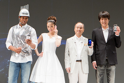 画像ギャラリー No.020のサムネイル画像 / ソフトバンクモバイル&ウィルコム,PHS+3G通信対応や放射線測定機能付きスマートフォン,下り最大110Mbpsのモバイルルーターなど,2012年夏モデルを発表