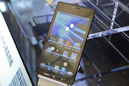 画像ギャラリー No.028のサムネイル画像 / ソフトバンクモバイル&ウィルコム,PHS+3G通信対応や放射線測定機能付きスマートフォン,下り最大110Mbpsのモバイルルーターなど,2012年夏モデルを発表