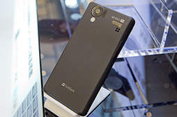 画像ギャラリー No.029のサムネイル画像 / ソフトバンクモバイル&ウィルコム,PHS+3G通信対応や放射線測定機能付きスマートフォン,下り最大110Mbpsのモバイルルーターなど,2012年夏モデルを発表