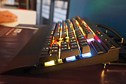 ���������꡼ No.005�Υ���ͥ������ / ��COMPUTEX�ϸ��륭���ܡ��ɤϤ����ޤǤ������������Ѥ���Cherry MX RGB����ܤ�Corsair����ǥ뤬ȯ���