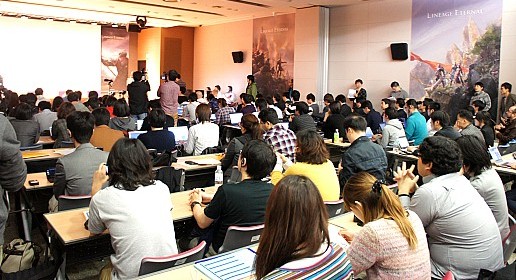 ���������꡼ No.001�Υ���ͥ������ / ��G-Star 2011�ϥϥå�������å��奿���פΡ֥�͡�����ץ��꡼���ǿ����Lineage Eternal�פ�2011 NCsoft G-Star Premiere�Ǥ���Ϫ�ܡ�SS�䥭�������Ȥȶ��˥ץ쥼�����Ƥ��ݡ���