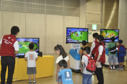 画像ギャラリー No.005のサムネイル画像 / 小学生以下の選手が3on3でポケモンバトル。高度な駆け引きに会場が沸いた「Pokemon 3on3 2013 コロコロカップ」をレポート