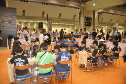 画像ギャラリー No.007のサムネイル画像 / 小学生以下の選手が3on3でポケモンバトル。高度な駆け引きに会場が沸いた「Pokemon 3on3 2013 コロコロカップ」をレポート