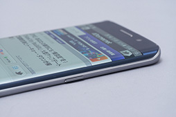 画像ギャラリー No.040のサムネイル画像 / 独自SoC採用のSamsung製スマートフォン「Galaxy S6 edge」レビュー。側面がカーブした曲面ボディはゲームで使いやすいのか