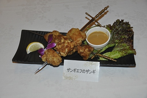 画像ギャラリー No.005のサムネイル画像 / カプコンバーのグランドメニューが7月19日にリニューアル。「アイルーでパズルー」のゲーム大会も行われた試食会をレポート