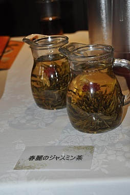 画像ギャラリー No.016のサムネイル画像 / カプコンバーのグランドメニューが7月19日にリニューアル。「アイルーでパズルー」のゲーム大会も行われた試食会をレポート