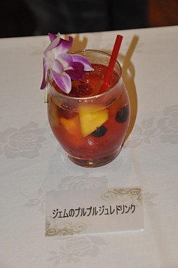 画像ギャラリー No.047のサムネイル画像 / カプコンバーのグランドメニューが7月19日にリニューアル。「アイルーでパズルー」のゲーム大会も行われた試食会をレポート