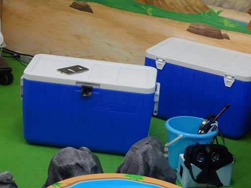 画像ギャラリー No.005のサムネイル画像 / 「釣り★スタVR」体験レポート。会場の椅子はクーラーボックスという徹底ぶり