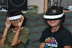 画像ギャラリー No.058のサムネイル画像 / ソニーのヘッドマウントディスプレイ「HMZ-T2」レビュー。第2世代モデルは使い勝手だけでなく「色」も進化した