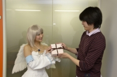 画像ギャラリー No.002のサムネイル画像 / 「シャイニング・アーク」の片翼の天使,パニス・アンジェリクスがチョコを持って4Gamer編集部に降り立った。発売間近に彼女の魅力を再チェックだ