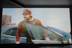 画像ギャラリー No.004のサムネイル画像 / リアル・マリオがステージに登場したメルセデス・ベンツ「GLAクラス」プレス発表会レポート。2014年秋には「マリオカート8」の大会も開催