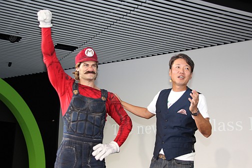 画像ギャラリー No.007のサムネイル画像 / リアル・マリオがステージに登場したメルセデス・ベンツ「GLAクラス」プレス発表会レポート。2014年秋には「マリオカート8」の大会も開催