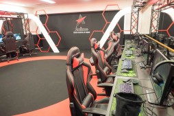 画像ギャラリー No.010のサムネイル画像 / 「プロゲーマー専門学科」入学希望者に,ウメハラ氏が語った心構えとは。1時間半にわたった特別講義のレポートをミニインタビューと共に掲載