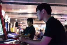 画像ギャラリー No.008のサムネイル画像 / 「ウルIV」×「ガンスト2」の異色のコラボ。ウメハラ&ポッポ小学校チームが圧倒的な強さを見せた「桜花乱舞杯」フォトレポート