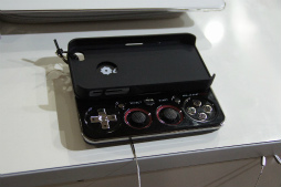 ���������꡼ No.002�Υ���ͥ������ / ��TGS 2013�ϲ��Ǹ��Ĥ���iPhone�ѥ����ॳ��ȥ������Bladepad�פ�Ҳ𡣥��饤�ɼ��ǻ������ӥ饯���󡤥ܥ����ʤ��ʤ��ܳ���