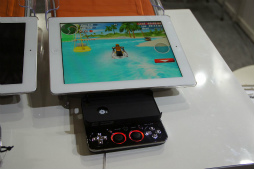 ���������꡼ No.006�Υ���ͥ������ / ��TGS 2013�ϲ��Ǹ��Ĥ���iPhone�ѥ����ॳ��ȥ������Bladepad�פ�Ҳ𡣥��饤�ɼ��ǻ������ӥ饯���󡤥ܥ����ʤ��ʤ��ܳ���