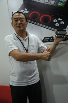 ���������꡼ No.007�Υ���ͥ������ / ��TGS 2013�ϲ��Ǹ��Ĥ���iPhone�ѥ����ॳ��ȥ������Bladepad�פ�Ҳ𡣥��饤�ɼ��ǻ������ӥ饯���󡤥ܥ����ʤ��ʤ��ܳ���