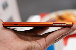 画像集#011のサムネイル/三辺狭額縁デザインが魅力のAQUOS ZETAやXperia Z2 Tabletをじっくりチェック。NTTドコモ2014夏モデルスマートフォンテストレポート(後編)