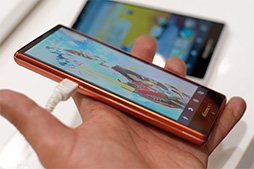 画像集#012のサムネイル/三辺狭額縁デザインが魅力のAQUOS ZETAやXperia Z2 Tabletをじっくりチェック。NTTドコモ2014夏モデルスマートフォンテストレポート(後編)