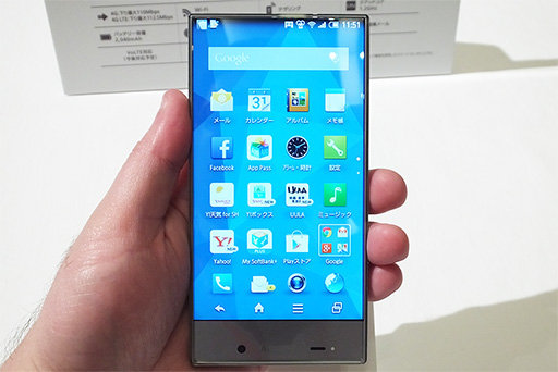 画像集#002のサムネイル/ソフトバンクモバイル,“フレームレス”を謳う狭額縁デザインのスマートフォン「AQUOS CRYSTAL」を発表。harman Kardon製スピーカーが付属