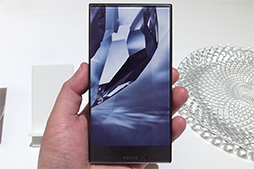 画像集#007のサムネイル/ソフトバンクモバイル,“フレームレス”を謳う狭額縁デザインのスマートフォン「AQUOS CRYSTAL」を発表。harman Kardon製スピーカーが付属