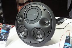 画像集#009のサムネイル/ソフトバンクモバイル,“フレームレス”を謳う狭額縁デザインのスマートフォン「AQUOS CRYSTAL」を発表。harman Kardon製スピーカーが付属