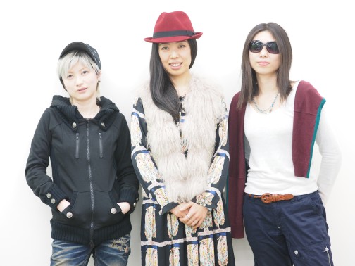 画像ギャラリー No.001のサムネイル画像 / 3人の個性が活かされた“熱血ソング”が完成。「バレットソウル -インフィニットバースト-」主題歌を歌う“いとうかなこ×Zwei”インタビュー