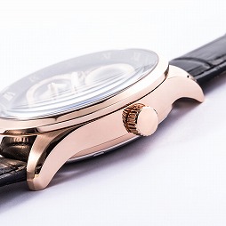 画像ギャラリー No.006のサムネイル画像 / 「Bloodborne」の時計塔をイメージした腕時計,狩人をイメージしたバッグと財布が予約受付を開始