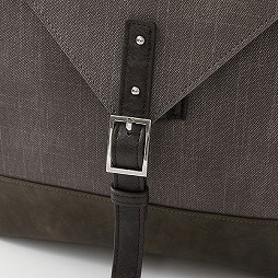 画像ギャラリー No.008のサムネイル画像 / 「Bloodborne」の時計塔をイメージした腕時計,狩人をイメージしたバッグと財布が予約受付を開始