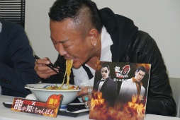 画像ギャラリー No.024のサムネイル画像 / 「龍が如くちゃんぽん」は辛くてまろやかでクセになる! 「龍が如く0」と「長崎ちゃんぽんリンガーハット」のコラボメニュー試食会をレポート