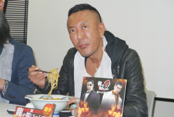 画像ギャラリー No.025のサムネイル画像 / 「龍が如くちゃんぽん」は辛くてまろやかでクセになる! 「龍が如く0」と「長崎ちゃんぽんリンガーハット」のコラボメニュー試食会をレポート