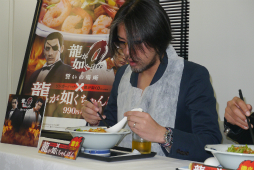 画像ギャラリー No.027のサムネイル画像 / 「龍が如くちゃんぽん」は辛くてまろやかでクセになる! 「龍が如く0」と「長崎ちゃんぽんリンガーハット」のコラボメニュー試食会をレポート
