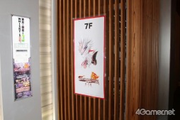 画像ギャラリー No.002のサムネイル画像 / 「SaGa SCARLET GRACE」コラボイベントが「銀座 B.E.HOUSE」にてスタート。SSGの世界観で一色に染まった店舗とメニューをチェックしてきた