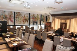 画像ギャラリー No.003のサムネイル画像 / 「SaGa SCARLET GRACE」コラボイベントが「銀座 B.E.HOUSE」にてスタート。SSGの世界観で一色に染まった店舗とメニューをチェックしてきた