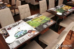 画像ギャラリー No.005のサムネイル画像 / 「SaGa SCARLET GRACE」コラボイベントが「銀座 B.E.HOUSE」にてスタート。SSGの世界観で一色に染まった店舗とメニューをチェックしてきた