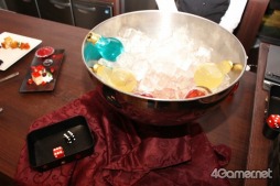 画像ギャラリー No.014のサムネイル画像 / 「SaGa SCARLET GRACE」コラボイベントが「銀座 B.E.HOUSE」にてスタート。SSGの世界観で一色に染まった店舗とメニューをチェックしてきた