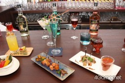 画像ギャラリー No.016のサムネイル画像 / 「SaGa SCARLET GRACE」コラボイベントが「銀座 B.E.HOUSE」にてスタート。SSGの世界観で一色に染まった店舗とメニューをチェックしてきた