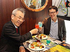 ��SaGa SCARLET GRACE�ץ���ܥ��٥�Ȥ��ֶ�� B.E.HOUSE�פˤƥ������ȡ�SSG�������Ѥǰ쿧�����ޤä�Ź�ޤȥ�˥塼������å����Ƥ���