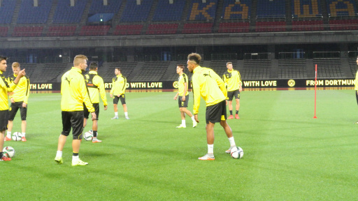 画像ギャラリー No.012のサムネイル画像 / 「FIFA 16」日本版パックヒーローに決定したドルトムント 香川真司選手が新シーズンへの意気込みを語った記者発表会をレポート