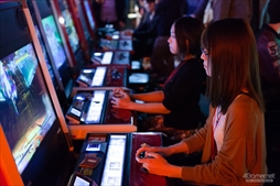 画像ギャラリー No.016のサムネイル画像 / アークシステムワークス「HALLOWEEN PARTY」が今年も開催。森Pも駆けつけ,大いに盛り上がった「BLAZBLUE DAY」フォトレポート